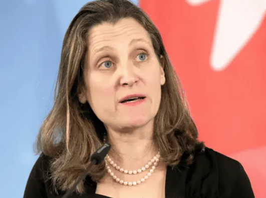 La ministra de Finanzas canadiense renuncia luego de reconocer diferencias con Trudeau