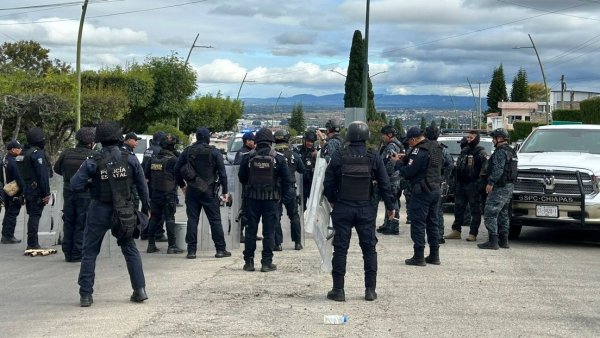 Arrestan a más de 100 policías en México