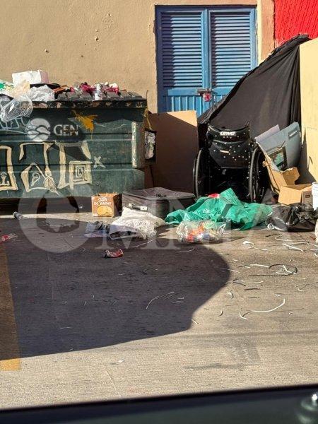 Denuncian foco de infección al exterior de tienda 