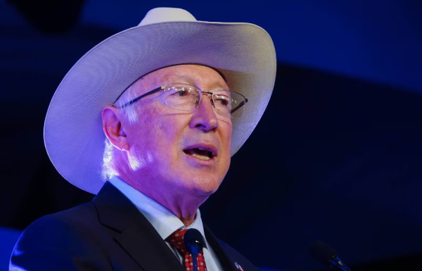 Ken Salazar critica la visión de “dividir y hacer muros”; confía en que relación entre México y EU sea de respeto