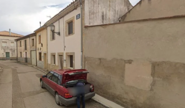 Google Maps capta a sujeto metiendo un presunto cuerpo a un coche en España; detienen a dos