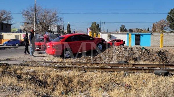 Maquinaria de mantenimiento de vías del tren impacta contra particular; conductor sale ileso