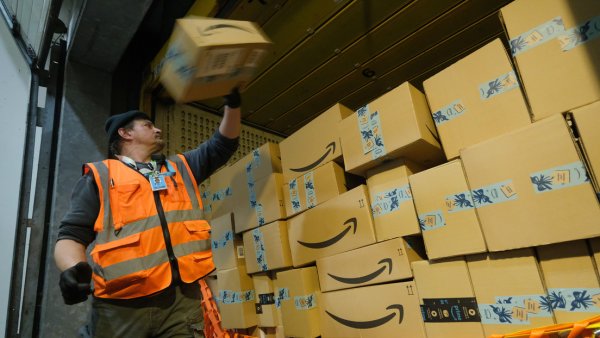 Empleados de Amazon hacen huelga en EE.UU. antes de la temporada navideña