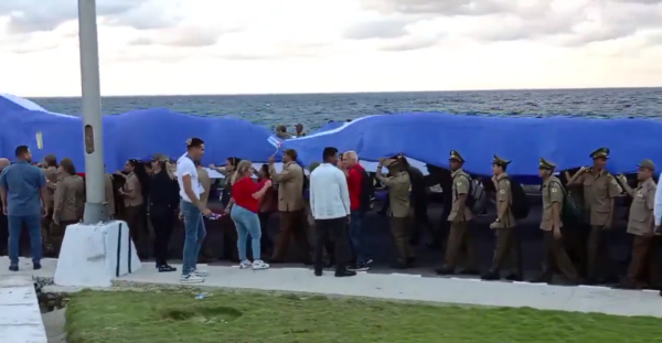 Cientos de miles de cubanos marchan a la Embajada de EE.UU. en La Habana contra el bloqueo