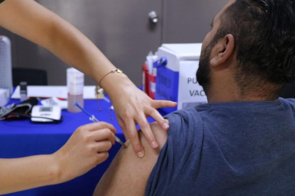 Ofrece IMPE vacuna contra la influenza y neumonía a derechohabientes y comunidad en general