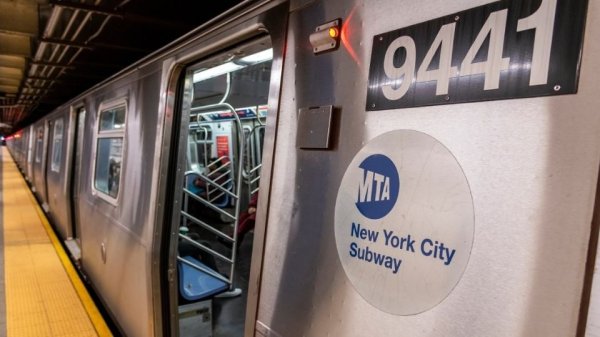 Mujer se incendia en el metro de Nueva York; la policía declaró su muerte en el lugar