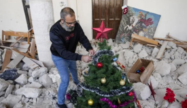 En las ruinas de una iglesia bombardeada en Líbano, hay un pequeño árbol de Navidad