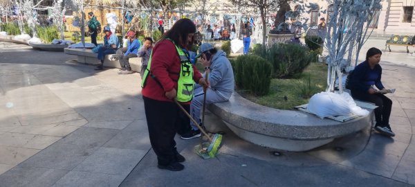 Recibe Municipio a chihuahuenses y turistas con una Plaza de Armas limpia