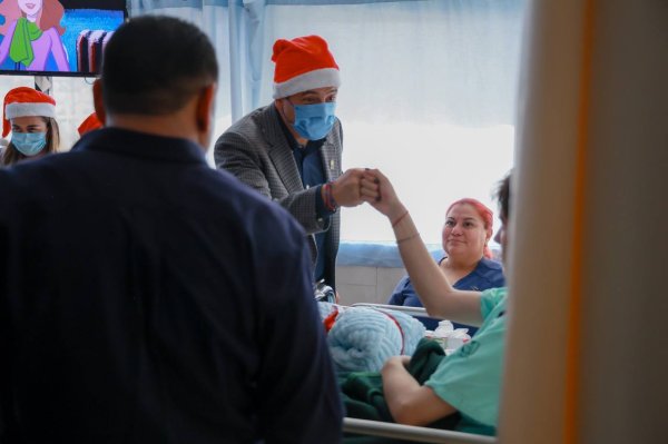 Visita alcalde Marco Bonilla y presidenta del DIF a niñas y niños hospitalizados en el IMSS