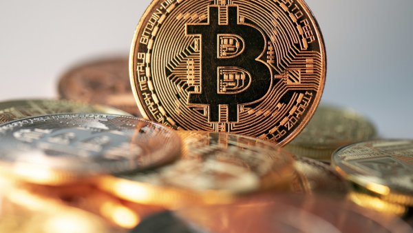 Por qué el precio del bitcoin perdió casi 14,000 dólares en menos de una semana