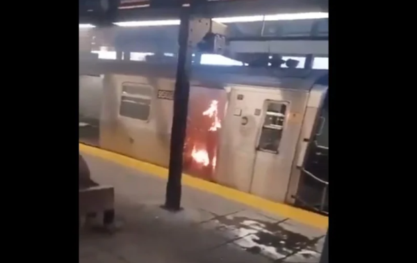 Hombre que prendió fuego a una mujer en metro de Nueva York enfrenta cargos de asesinato