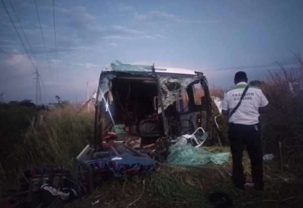 Accidente de autobús en la carretera Acapulco-Zihuatanejo deja dos muertos y 52 heridos