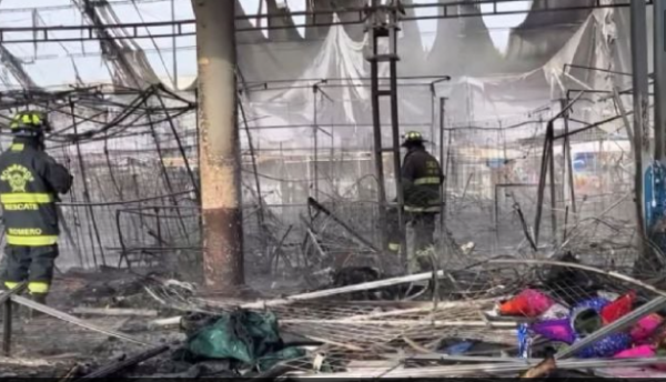 Incendio consume 200 puestos en bazar navideño de Teoloyucan, Estado de México