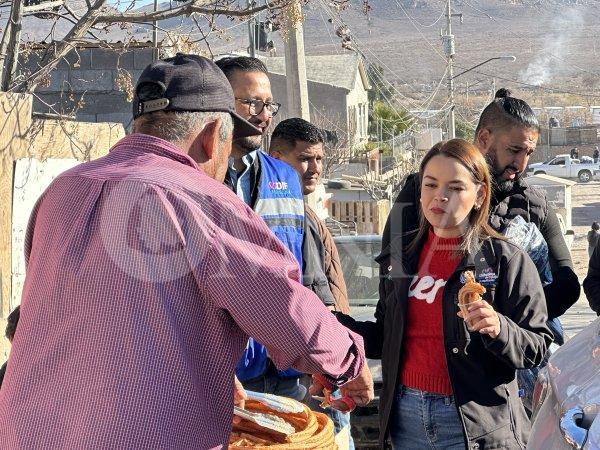 Encabeza Karina entrega de cenas navideñas en colonia Los Minerales