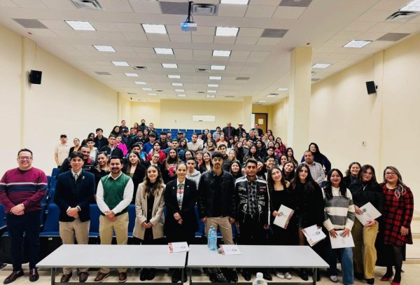 Celebra la Facultad de Economía Internacional de la UACH ceremonia de graduación del Diplomado de Inglés