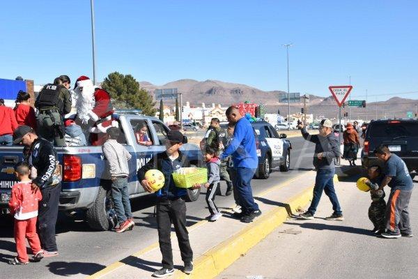 Agentes del Grupo K9 regalan juguetes a pequeños al norte de la ciudad