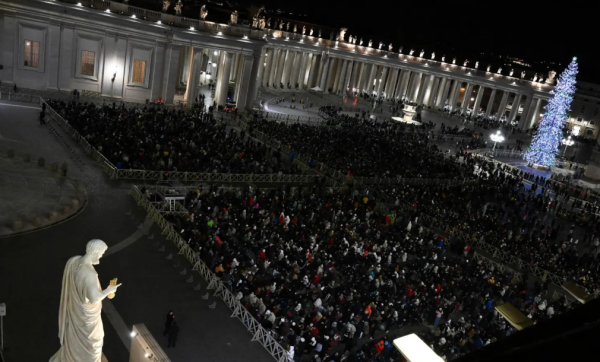 El papa abre la Puerta Santa de San Pedro y da inicio al Jubileo