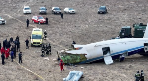 Se estrella avión de pasajeros en Kazajistán; más de 30 personas habrían fallecido (videos)