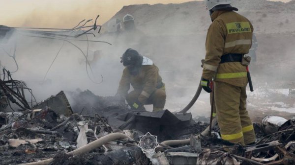 Hallan dos registradores de vuelo del avión accidentado en Kazajistán