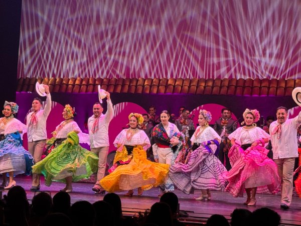 Promueven docente de las misiones culturales de Carichí la danza y el folklor de Chihuahua en Los Ángeles, California