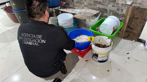 Catean inmueble en Culiacán y aseguran presunta metanfetamina, cartuchos y vehículos