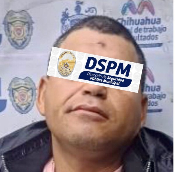 Detienen policías municipales a hombre presuntamente armado que escandalizaba en fiesta