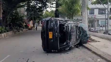 Atentado provoca un grave accidente de 5 vehículos en Colombia