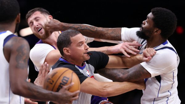 La NBA suspende a tres jugadores por los altercados a golpes en Phoenix