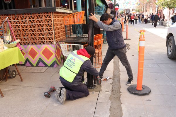 Instala Municipio nuevos postes de alumbrado público en la calle Victoria