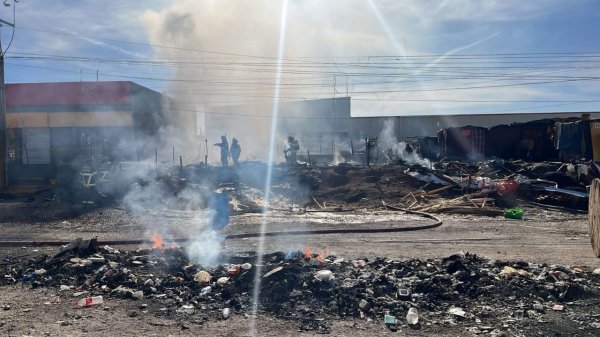 Atiende Bomberos y Protección Civil Municipal incendio en asentamiento migrante