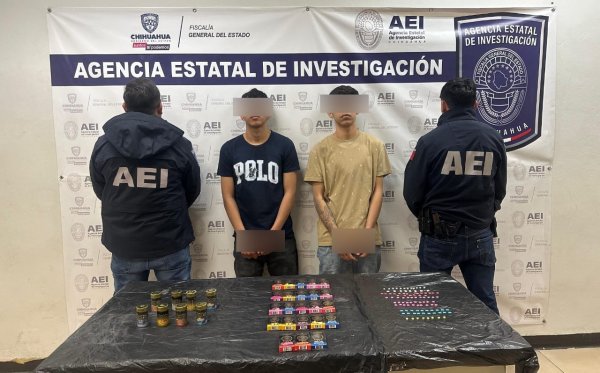 Detienen AEI a dos masculinos con 100 pastillas de éxtasis