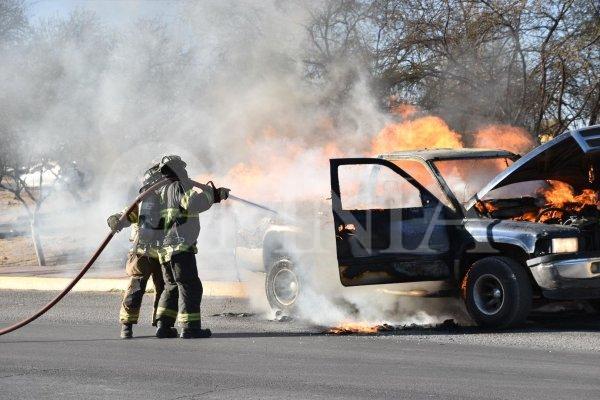 Fuego consume camioneta RAM en la Vialidad los Nogales