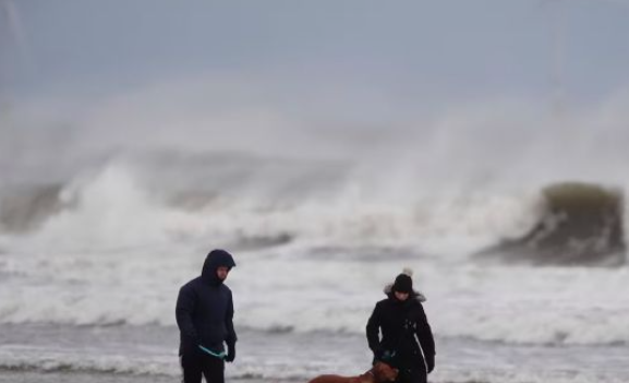 Viento, lluvia y riesgo de inundaciones amenazan las celebraciones de Año Nuevo en Reino Unido