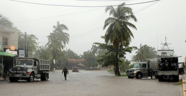 La tormenta tropical “Chris” toca tierra en Veracruz y junto con otros cinco fenómenos provocará lluvias intensas en 13 estados