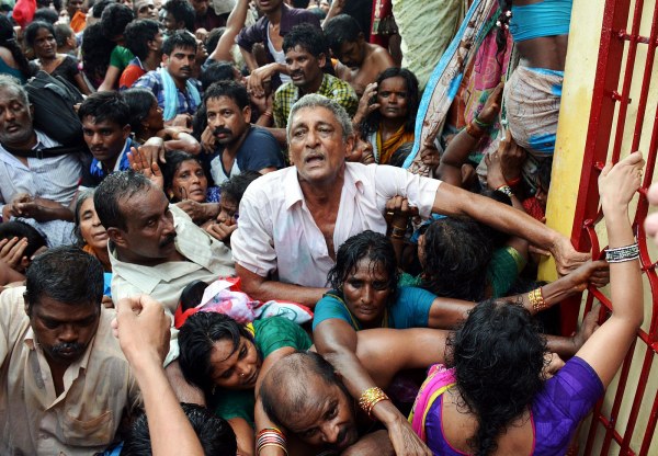 Al menos 27 muertos en una estampida en la India