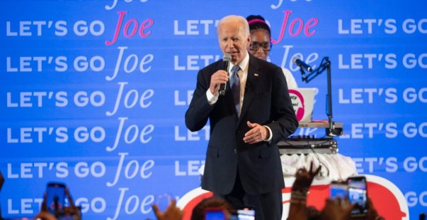 Biden intentará tranquilizar a los demócratas: considera un encuentro con votantes y entrevistas en las próximas semanas