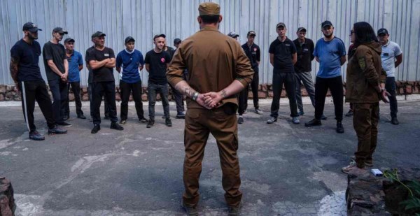 Ofrecen libertad condicional a presos de Ucrania si aceptan ir a la guerra con Rusia