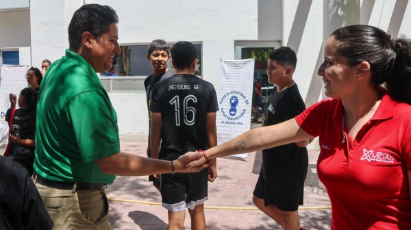Consejo Municipal de Estacionómetros de Delicias entrega uniformes a jóvenes futbolistas