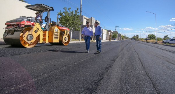 Continúan los trabajos de pavimentación en Delicias bajo la supervisión del alcalde Jesús Valenciano
