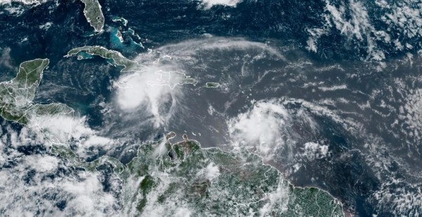 “Beryl” podría tocar tierra en México hoy en la noche como huracán categoría 2 con vientos de 154 km/h y rachas de 177 km/h, prevé el SMN