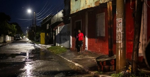 “Beryl” deja sin luz a más de 400 mil jamaiquinos; declaran zona de desastre e imponen toque de queda