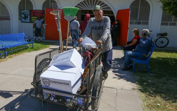 Entrega de apoyos alimentarios a personas con discapacidad y adultos mayores en Delicias