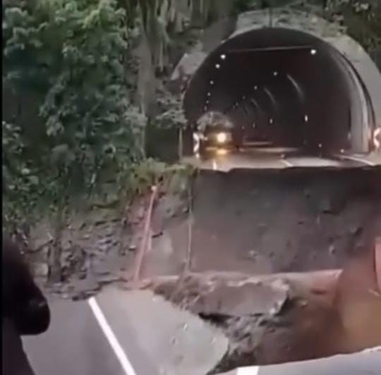( Video) Por intensas lluvias, derrumbes en la autopista Guadalajara  - Puerto Vallarta
