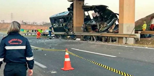 Diez muertos y más de 40 heridos en un accidente de un autobús en Brasil