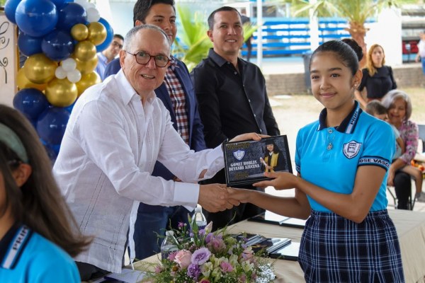 Felicita Alcalde a graduados de la primaria José Vasconcelos e invita a seguir esforzándose