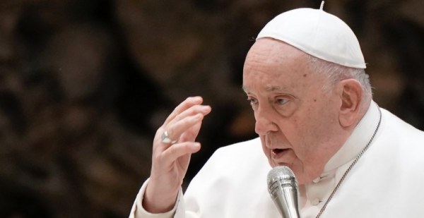 El papa Francisco advierte que el escepticismo y la “fascinación del populismo” son amenazas contra la democracia