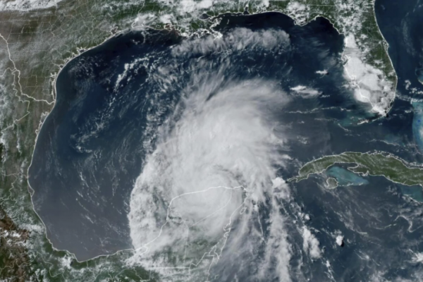 La costa de Texas se prepara para impacto de Beryl; la tormenta podría recuperar fuerza de huracán