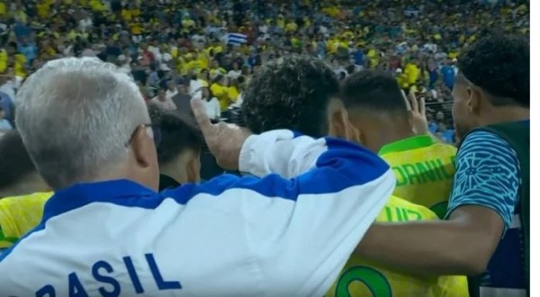 Técnico de Brasil es ignorado por sus jugadores previo a los penaltis