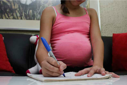 Propone Bazán castigar a quien niegue estudios a mujeres embarazadas
