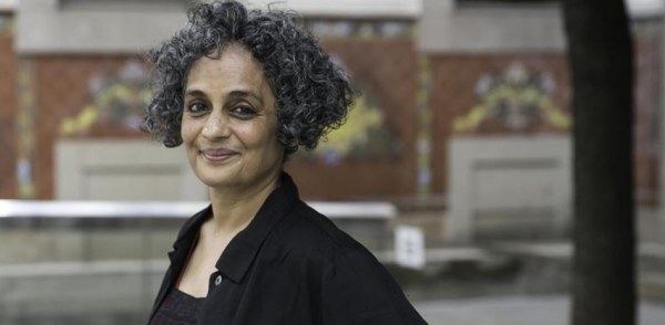 Autoridades de la India aprueban enjuiciar a la escritora Arundhati Roy, según medios